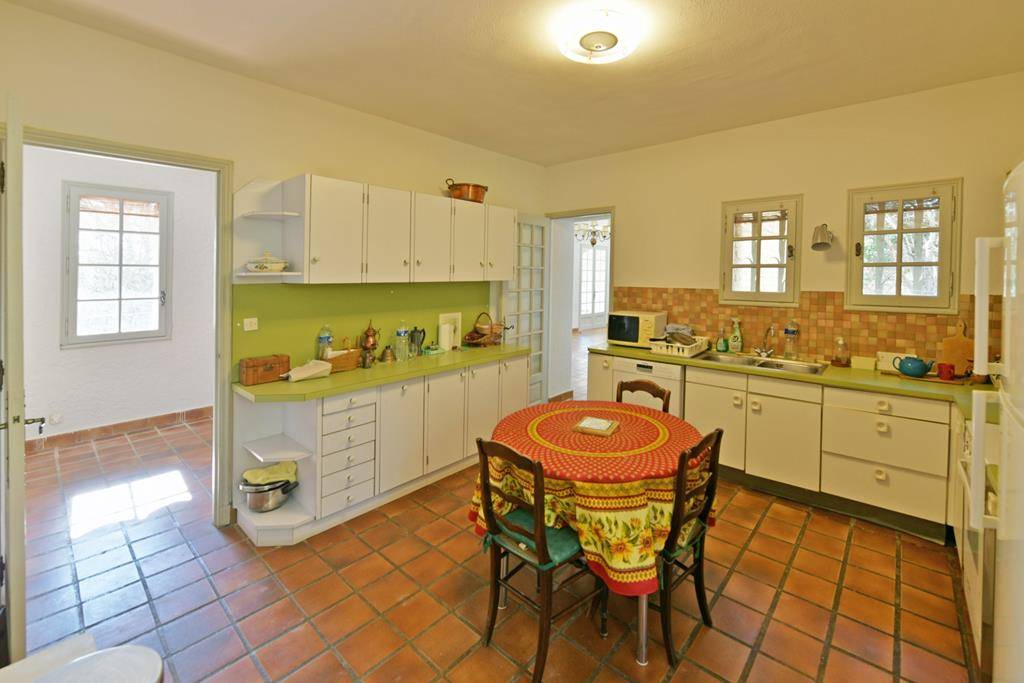 GORDES – maison en pierres en position dominante à 2 pas du village.   