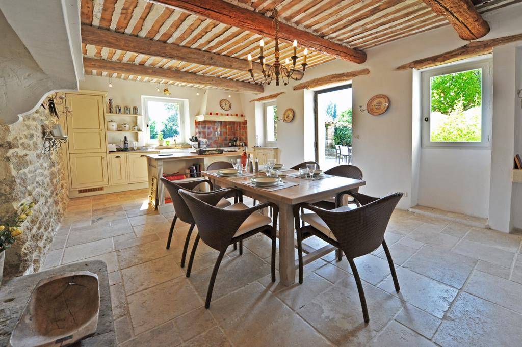 AUTHENTIQUE FERME RÉNOVÉE SUR PLUS D'1,5 HECTARE FACE AU LUBERON   