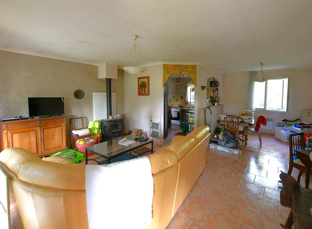 Gordes. Maison en pierres proche village   