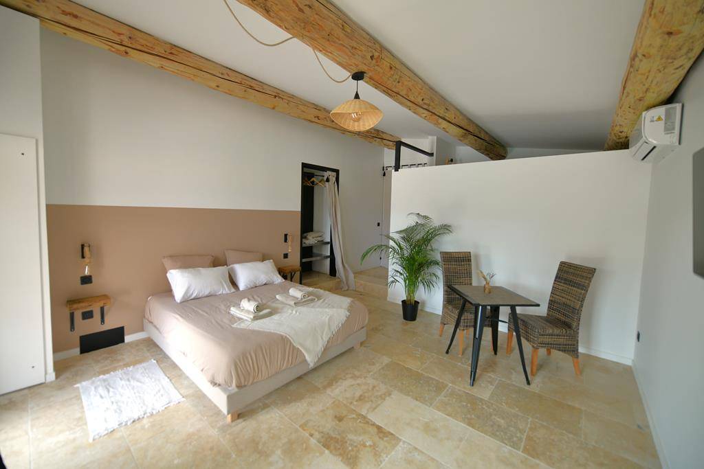 Gordes : Mazet rénové avec piscine dans hameau    