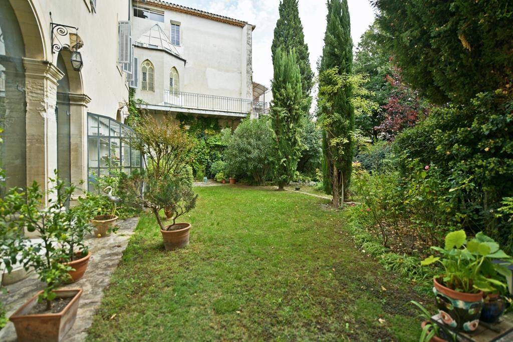 A la vente, élégant hôtel particulier Renaissance à rénover avec jardin, annexes et appartements indépendants au centre de l'Isle-sur-la-Sorgue.