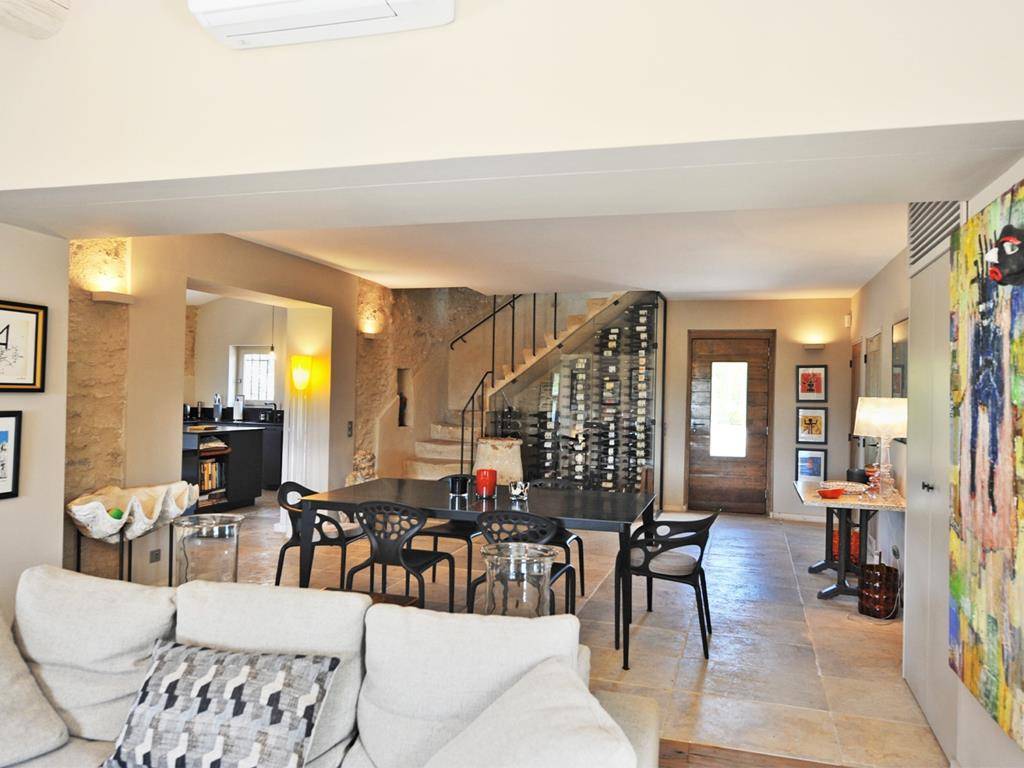 A vendre à Gordes, superbe Mas en pierres, entièrement rénové avec piscine et vues sur le Luberon.