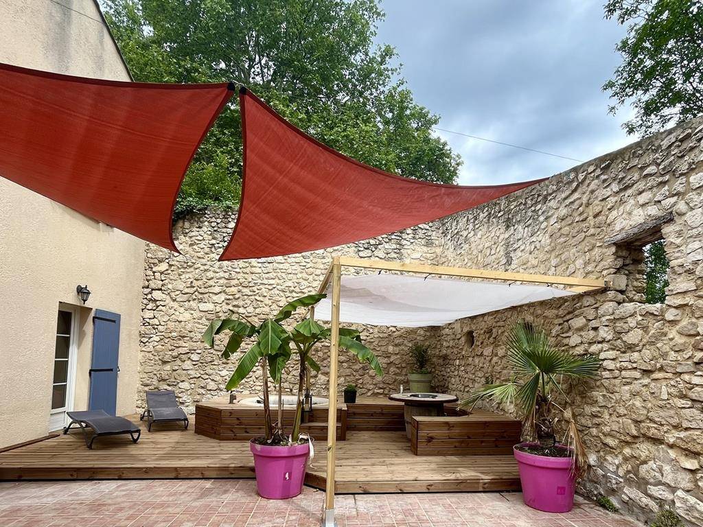 Propriété avec gîtes indépendants et piscine en bord de Sorgue   