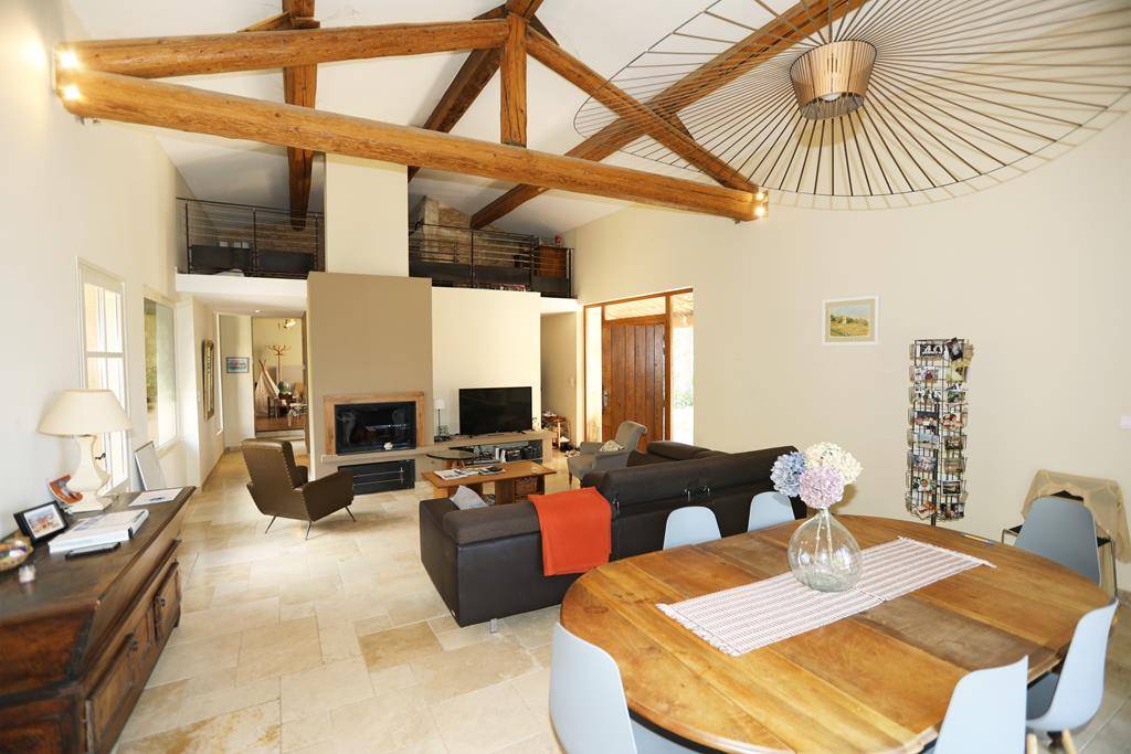 Belle propriété sur les hauteurs de Saint-Saturnin-Les-Apt avec vue dominante   