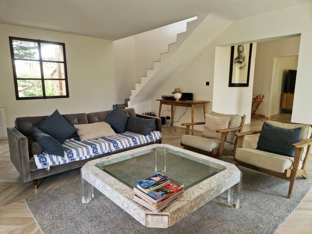 MAISON EN PIERRES AVEC PISCINE ET GARAGES   