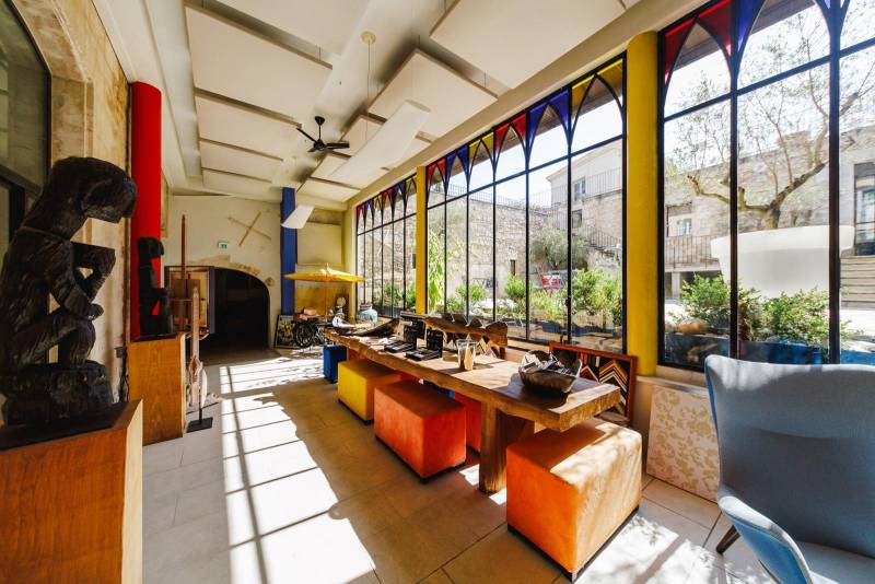 Bastide de ville du XVIIe siècle au cœur du Luberon, ancien couvent réhabilité, organisée autour d’un vaste patio central, offrant plus de 1 600 m².