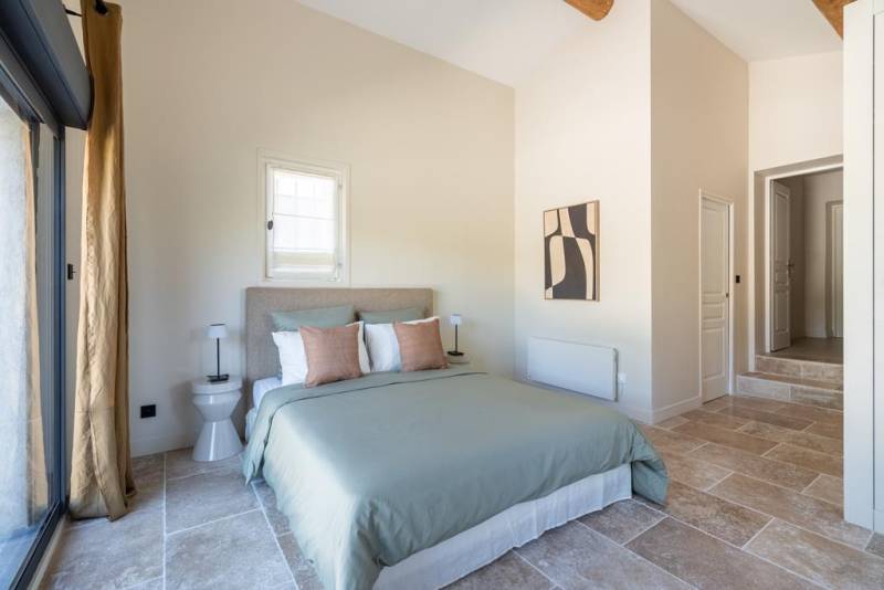 A quelques minutes du centre du village de Gordes, maison en pierres, rénovée, avec piscine dans un quartier calme.