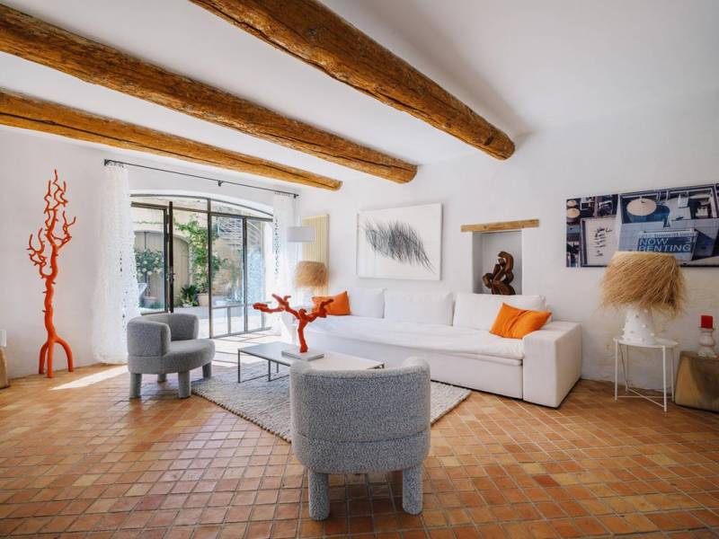 Maison du XIXᵉ siècle restaurée en plein cœur d'un hameau de Gordes offrant charme et confort moderne.