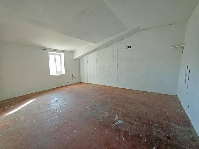 A vendre à Lioux, magnifique ferme en pierres à restaurer totalement avec beaucoup de potentiel et de charme.
