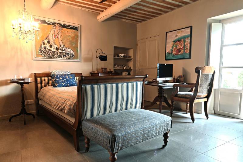 A Gordes, élégante maison de hameau en pierres restaurée avec terrasses, piscine et vue sur le Luberon.