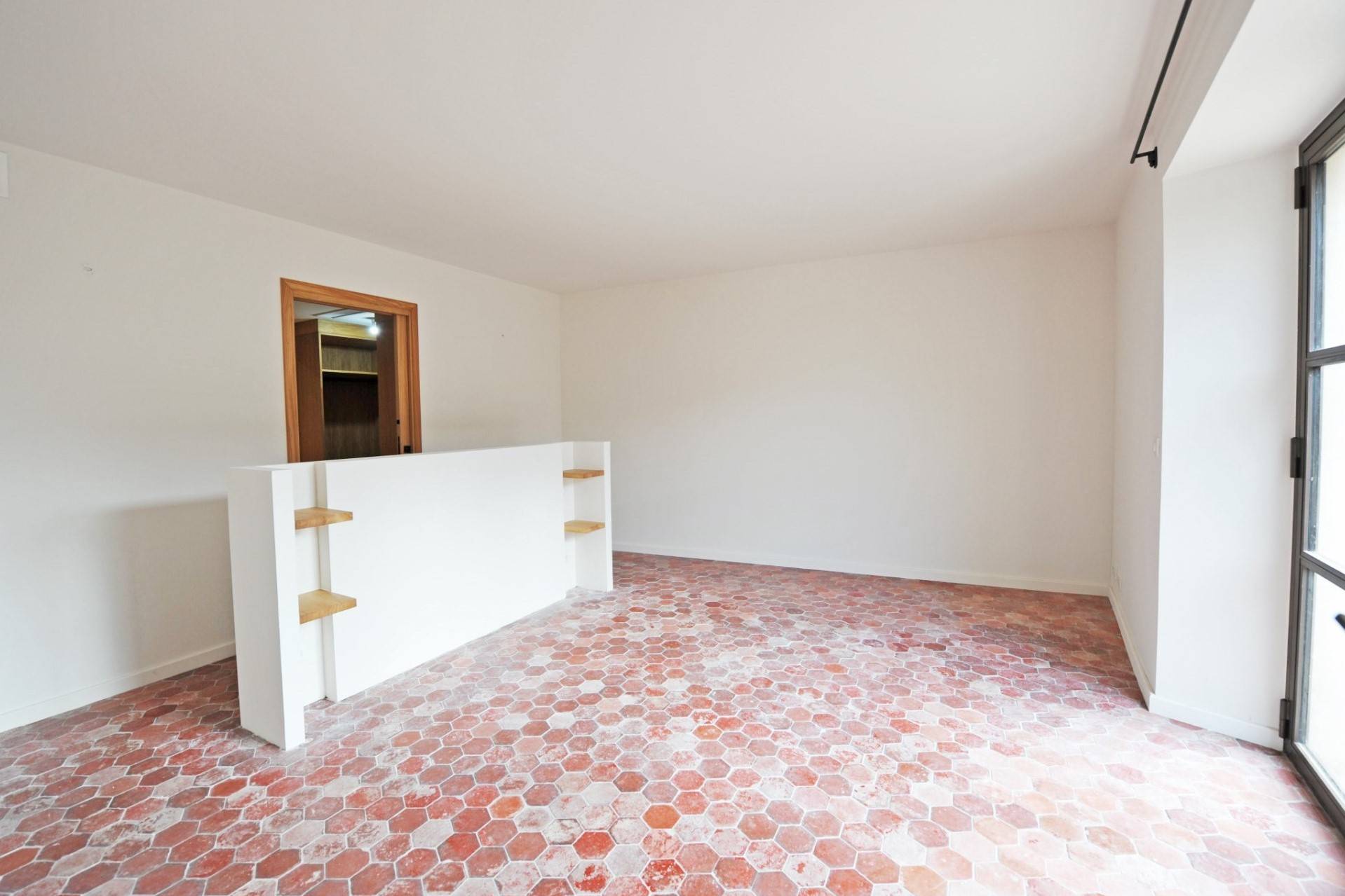 proche Gordes, maison de village avec jardin et bassin   