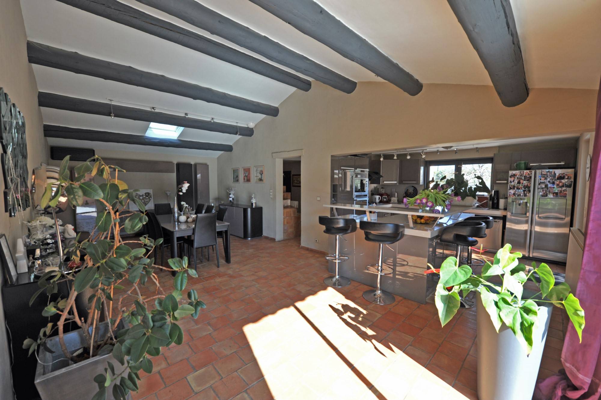 Ménerbes, maison contemporaine spacieuse avec piscine   