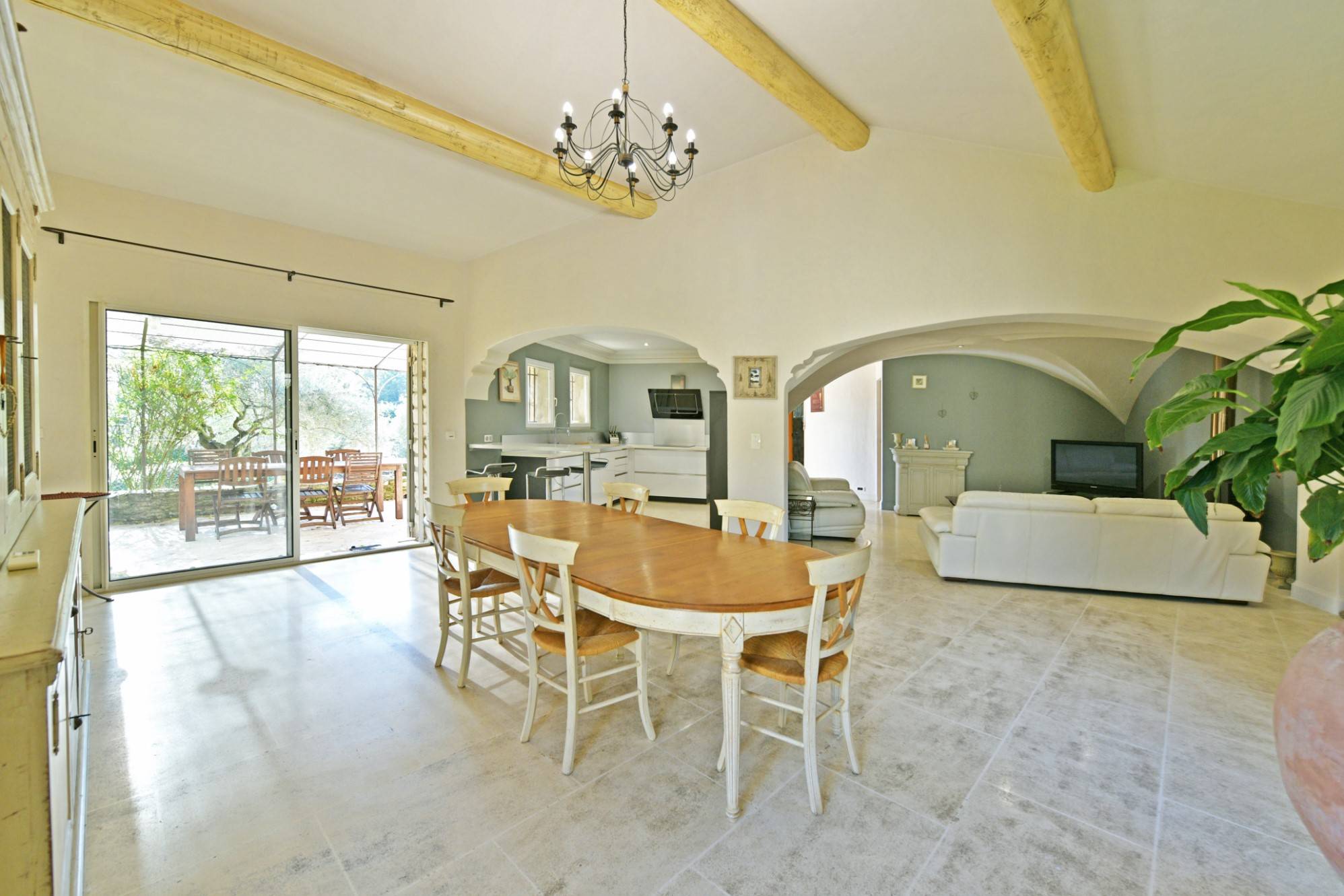 Gordes : maison en pierres avec piscine et dépendance    