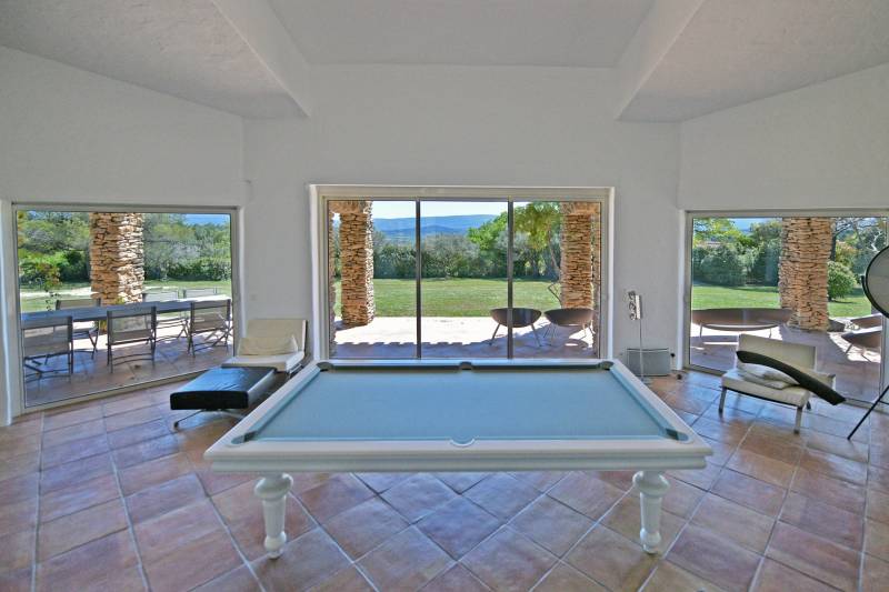 Grande propriété de famille d'agrément avec dépendances et piscine sur plus de 2 hectares face à la vallée et au Luberon.