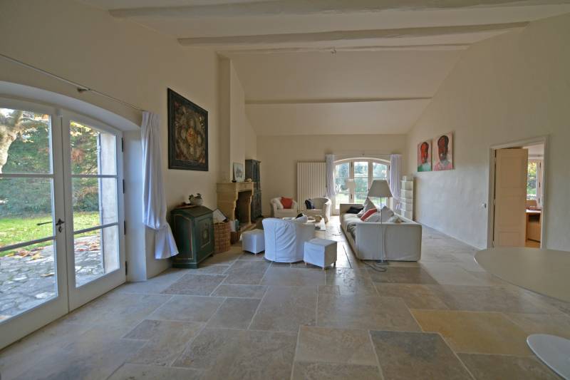 Belle propriété familiale composée d’un mas de charme rénové, avec piscine et dépendances, idéalement située au pied du Luberon.