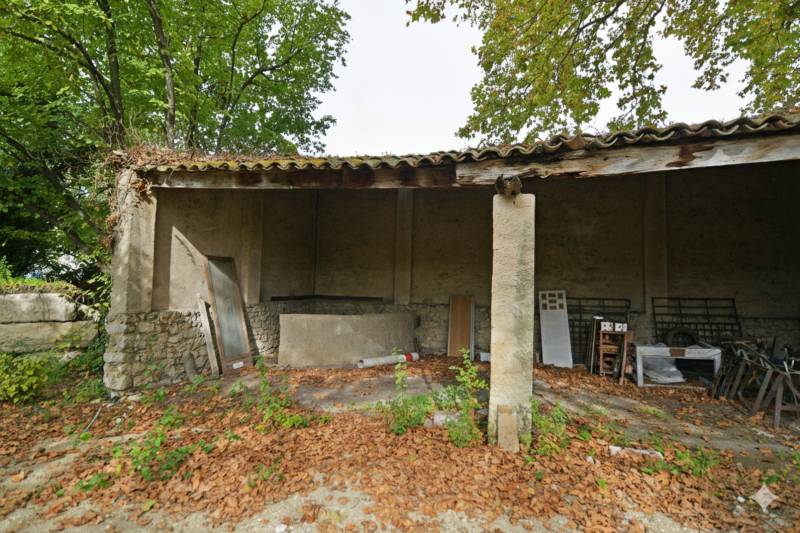 A vendre dans le Luberon : hameau privé historique à rénover sur la piste cyclable Via Domitia.