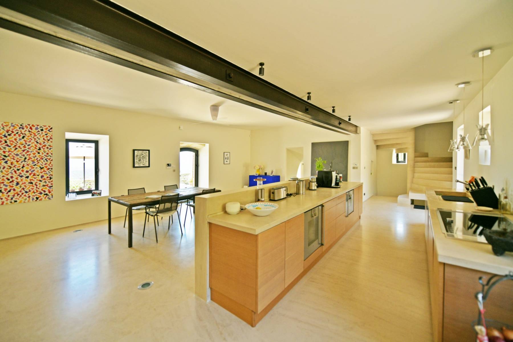 En exclusivité - authentique ferme à la rénovation contemporaine sur 6 hectares en situation extraordinaire à Gordes face à la vallée du Luberon.
