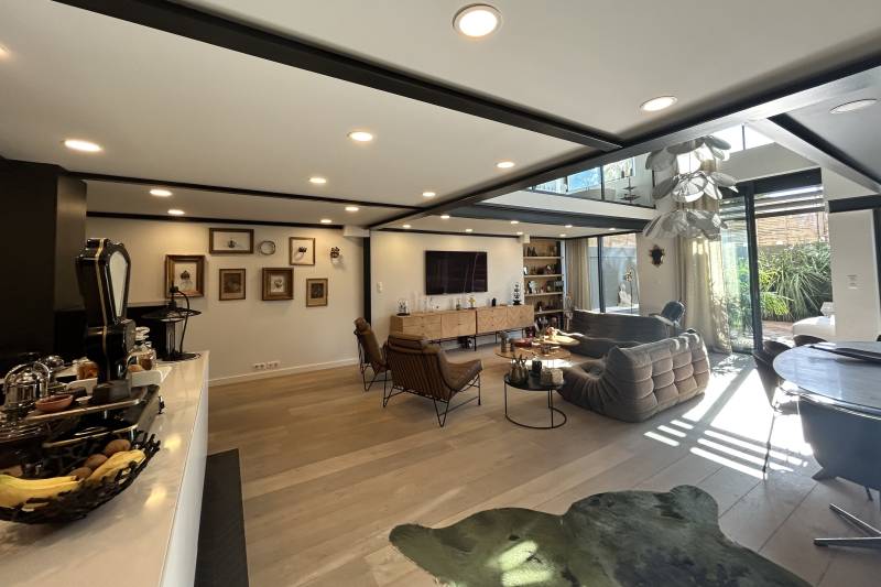 A Saint Rémy de Provence, dans le centre du village, superbe loft  atypique de 150 m² avec cour et piscine.
