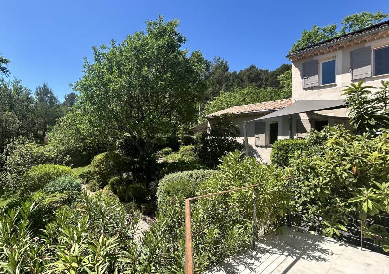 À Saint-Saturnin-lès-Apt, élégante propriété avec vue panoramique sur le Luberon, au cœur d’un parc paysager de 5 620 m² avec piscine.