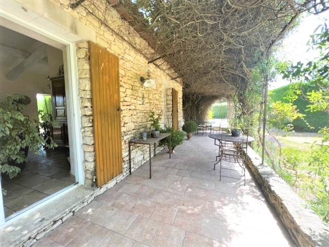 à Gordes, maison de plain pied avec vue sur les vignes   