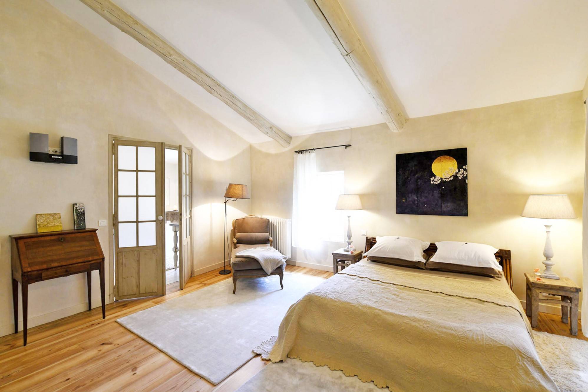 à Cabrières d'Avignon, élégante propriété de village avec piscine   