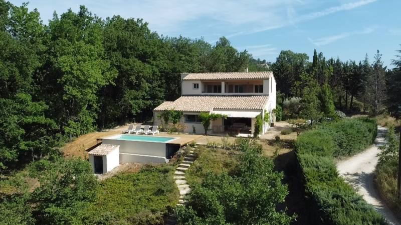 Maison rénovée avec soin à Roussillon et proche de Goult.