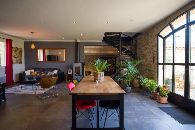 A la vente à Roussillon, au cœur du Luberon, villa contemporaine avec piscine et très belle vue.