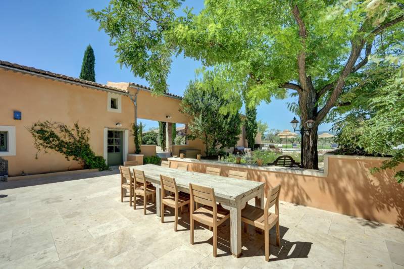 A la vente, bastide et corps de ferme rénovés avec dépendances, sur plus de 4,3 hectares, à proximité de Roussillon et de Bonnieux