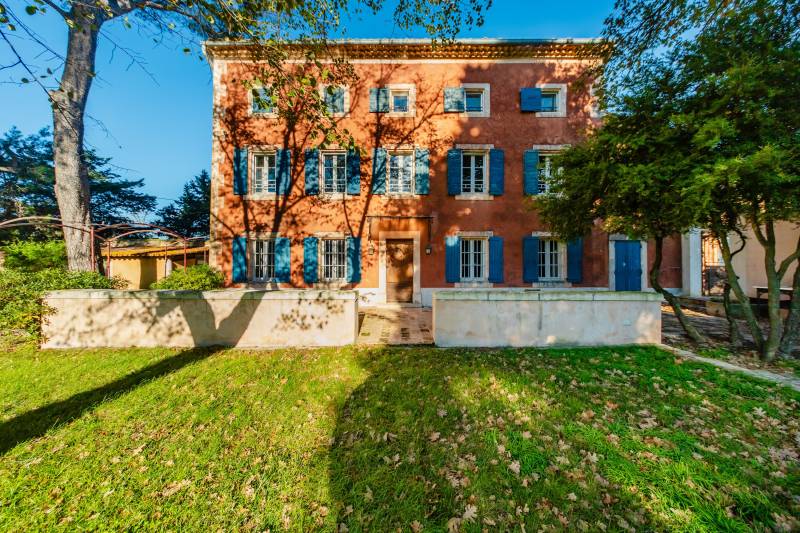 A la vente, maison de maître du XVIIIe siècle à restaurer sur 1,6 ha plein sud à Oppède