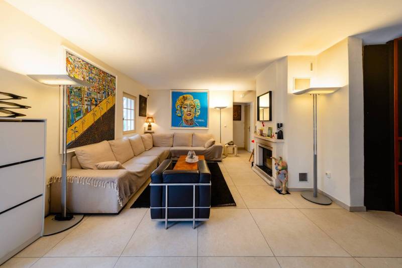 A la vente à L’Isle-sur-la-Sorgue, charmante villa rénovée avec cheminée en pierre et piscine au calme, en bordure de ville.