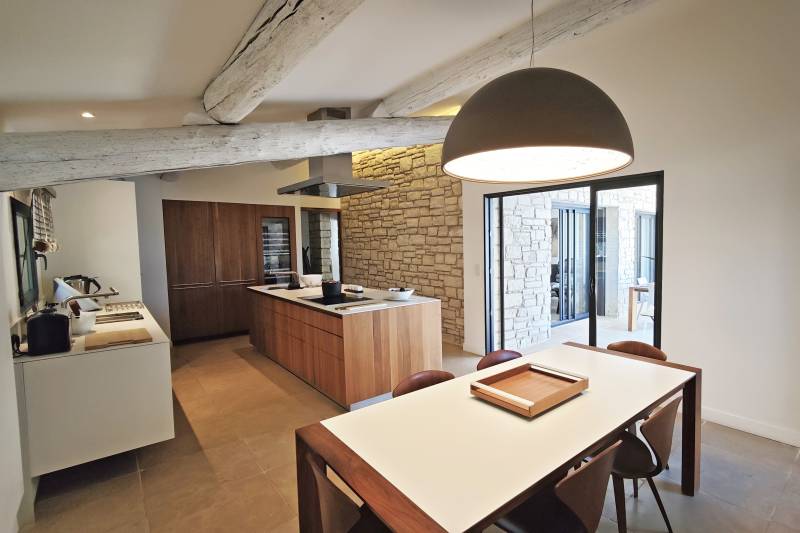 Exclusivité - À Saint Saturnin lès Apt, sur plus de 2.5 ha, superbe maison à la restauration parfaite avec piscine, tennis et vue sur Gordes.