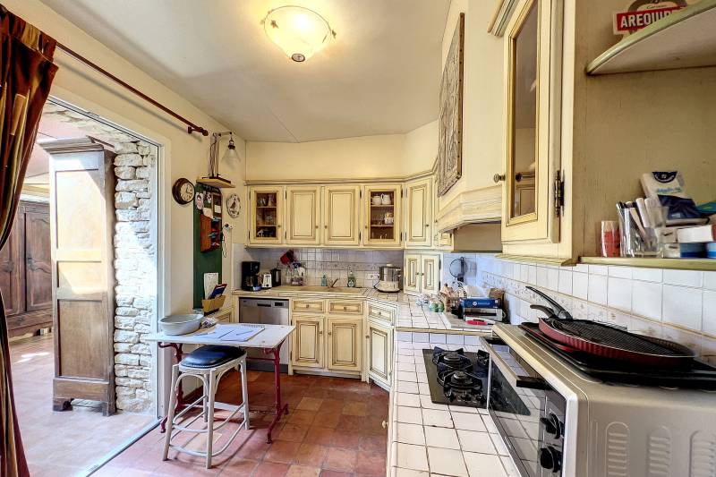 Proche de Gordes, charmante propriété en position dominante composée de 2 habitations et d'un gite sur 2 ha avec piscine et vue Luberon.