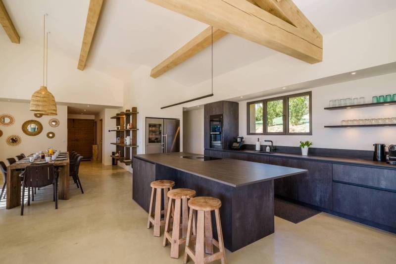 Spectaculaire villa contemporaine en pierres avec piscine, en position dominante face à la vallée à vendre proche de Saint-Saturnin-les-Apt.