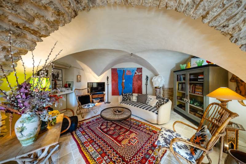 Au cœur de Cabrières-d’Avignon, à vendre, élégante maison de maître rénovée d’environ 300 m² avec de beaux volumes et des matériaux anciens préservés.