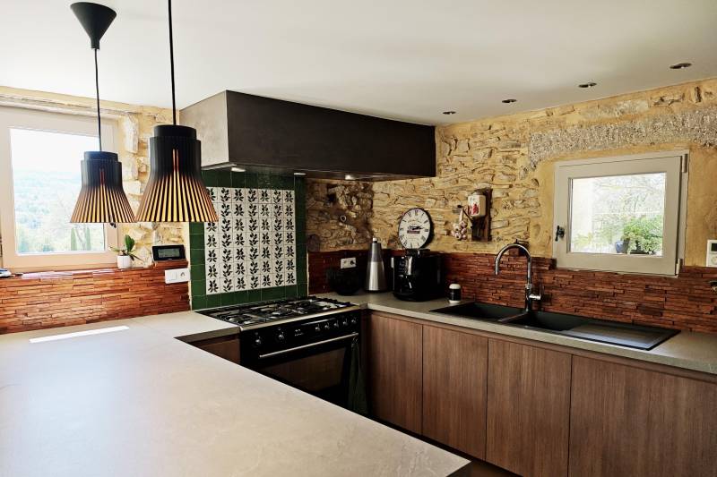 A la vente à Saignon, authentique bergerie restaurée, en pierres, avec piscine et superbe vue sur le Luberon.