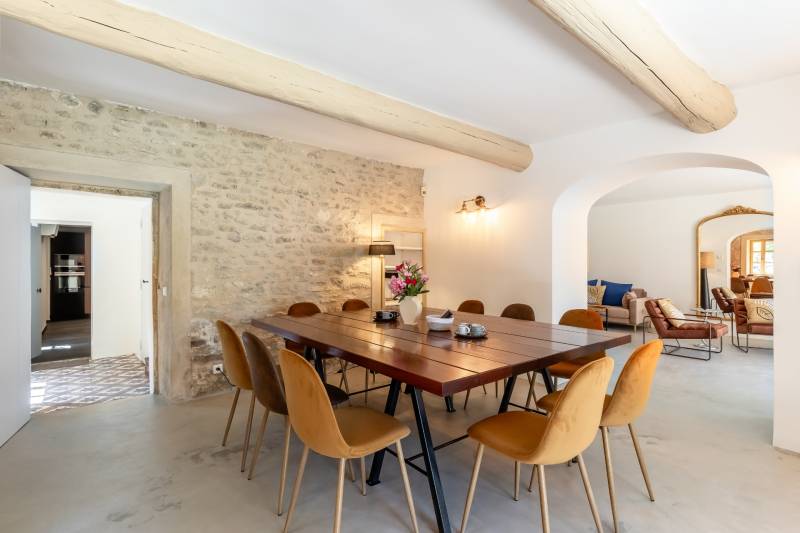 Au pied de Gordes, Mas rénové de 350 m² au pied de Gordes, alliant charme provençal et prestations haut de gamme.