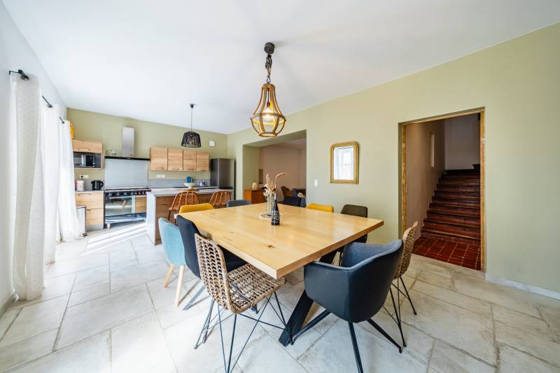 Propriété à fort potentiel au pied du village de Bonnieux sur 20 ha avec vues panoramiques sur les villages perchés.