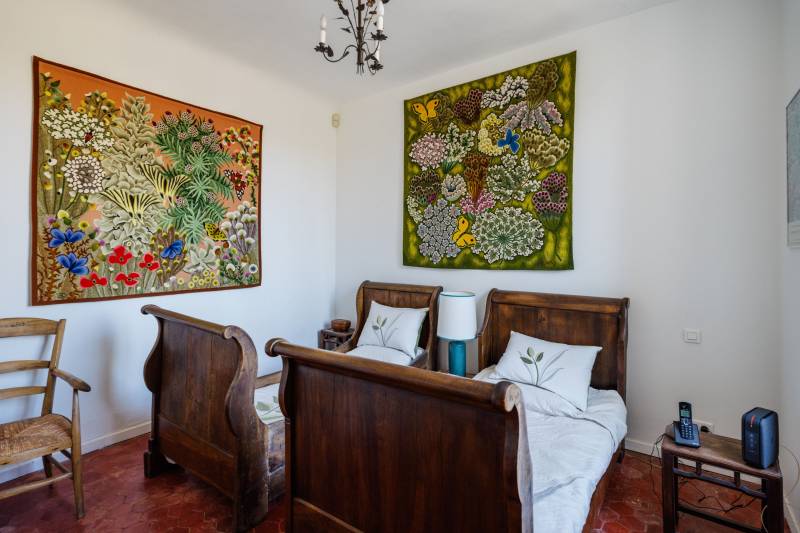 Dans le village de Cabrières-d'Avignon, maison de maître historique en pierre de taille avec piscine et jardin près du château.