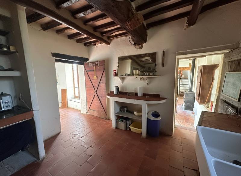 À quelques minutes des villages emblématiques du Luberon, dans le village d'Oppède, authentique ferme en U à rénover.
