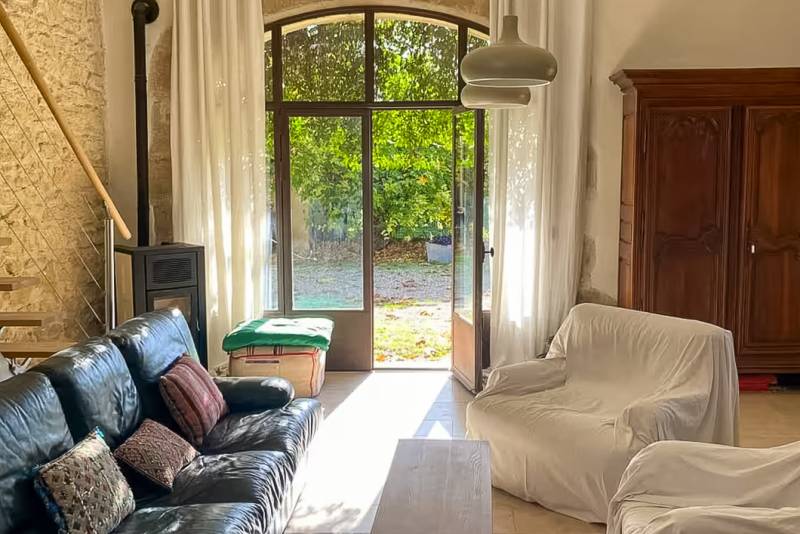 Entre Robion et Cavaillon, mas rénové au calme, comprenant 8 chambres dont une suite de 60 m² et deux gîtes indépendants, avec piscine et pool house.