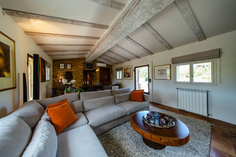 A la vente à Saignon, authentique bergerie restaurée, en pierres, avec piscine et superbe vue sur le Luberon.