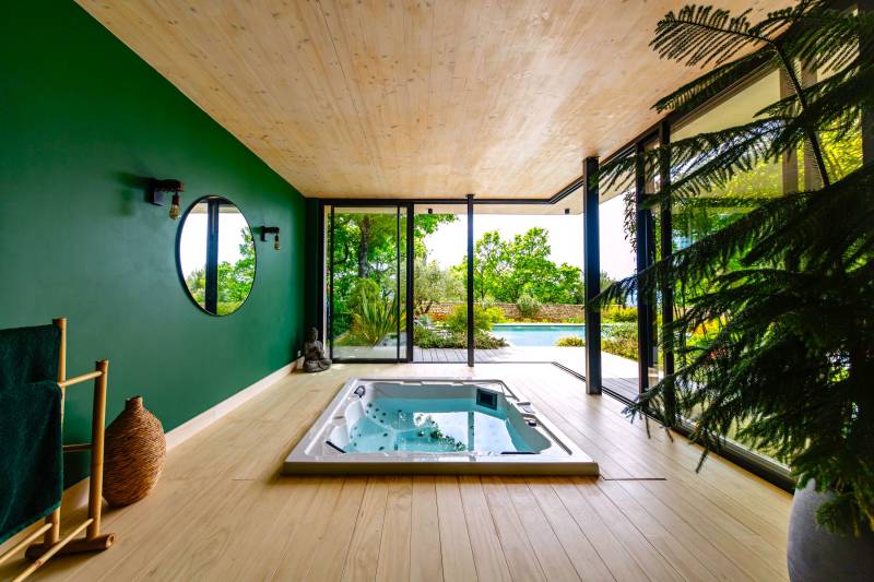 Propriété contemporaine au cœur du Luberon avec piscine, pool house et dépendance sur 2400 m², bénéficiant d'une vue exceptionnelle sur Lacoste.