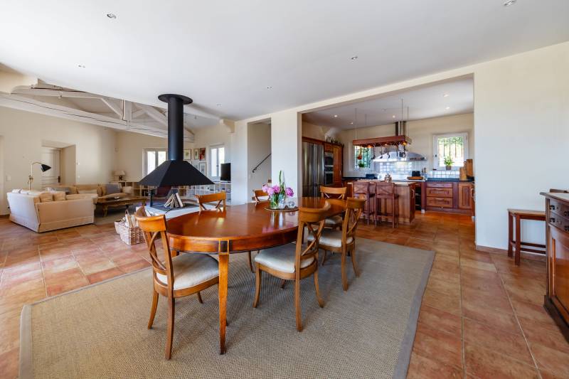 En exclusivité - Elégante propriété d'agrément en pierre de 248 m² offrant une vue panoramique exceptionnelle sur le Luberon proche de Gordes.