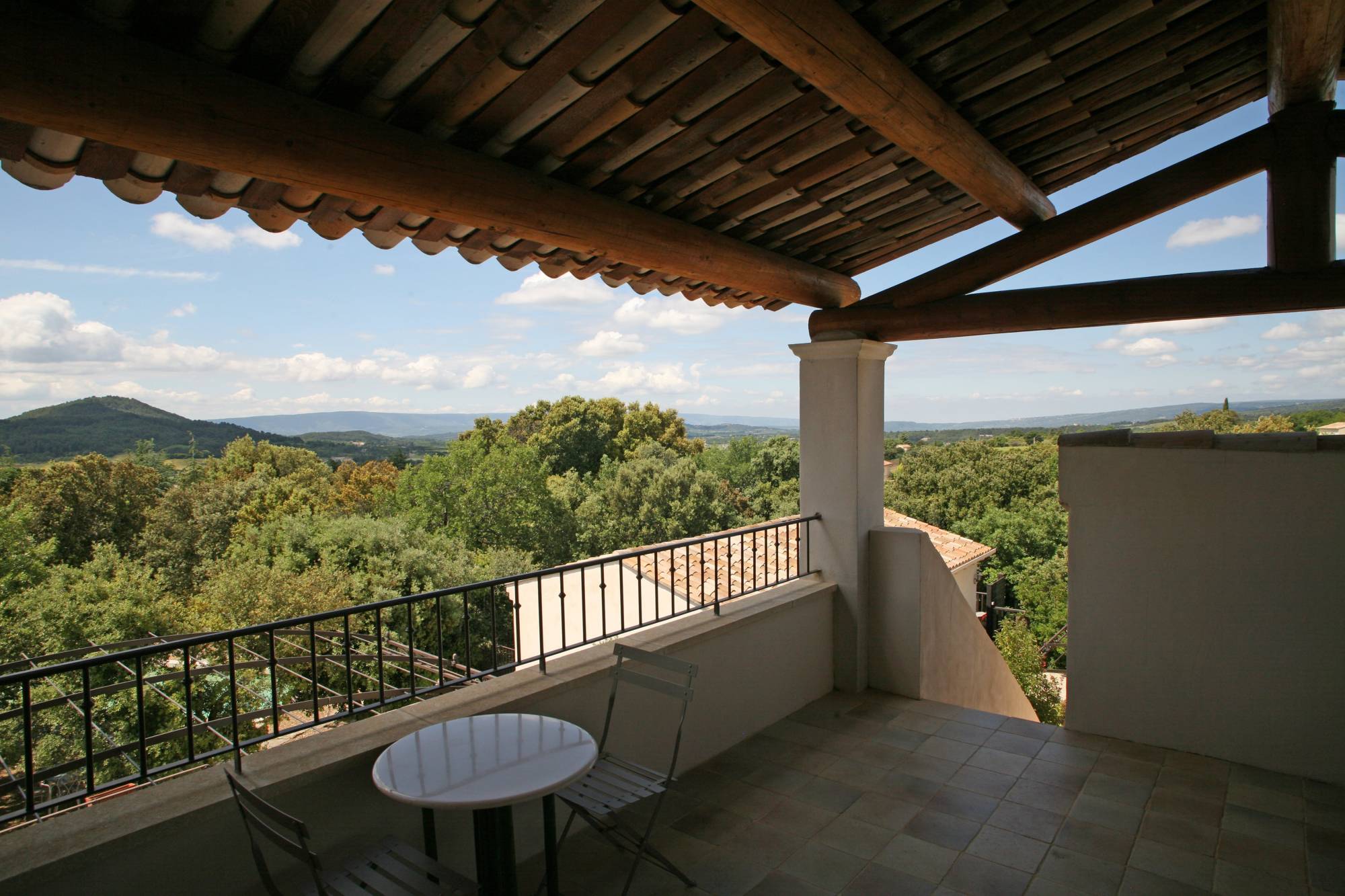 Saint-Saturnin-les-Apt : maison généreuse avec annexe, garage et piscine, belle vue sur le Luberon   