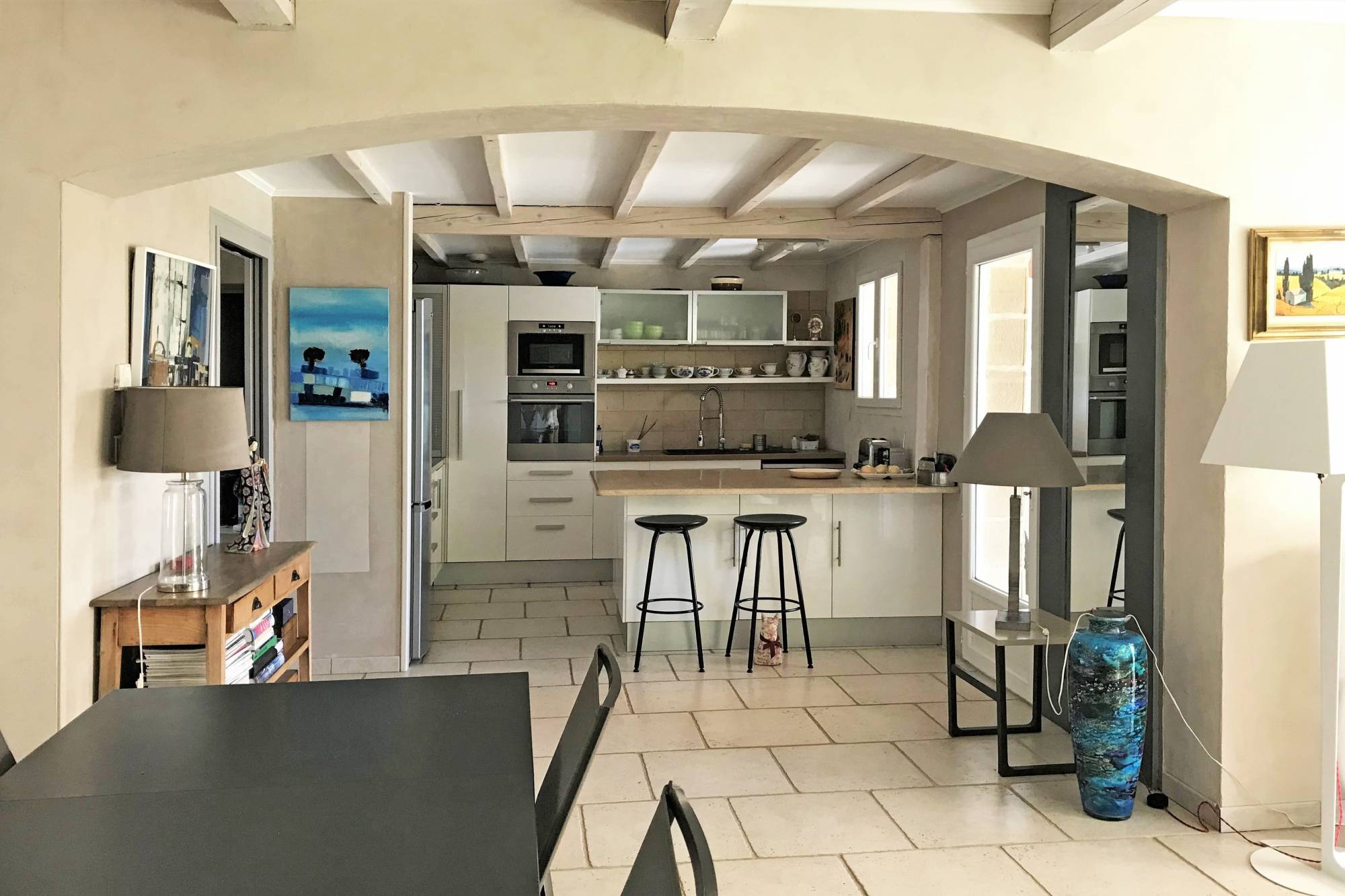 Maison avec vue et piscine en position dominante   