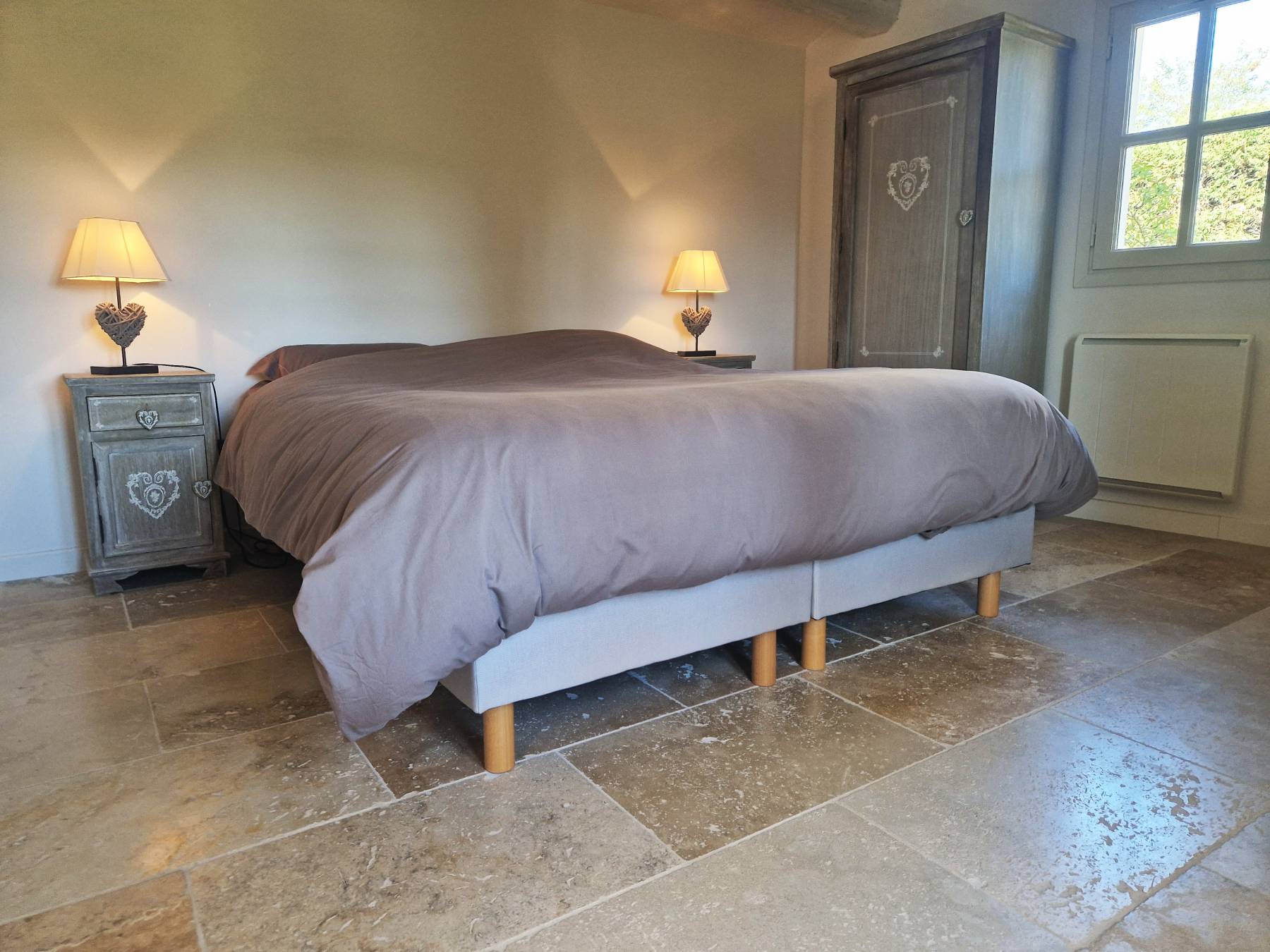A GOULT, MAISON DE HAMEAU MITOYENNE AVEC PISCINE ET BELLE VUE   