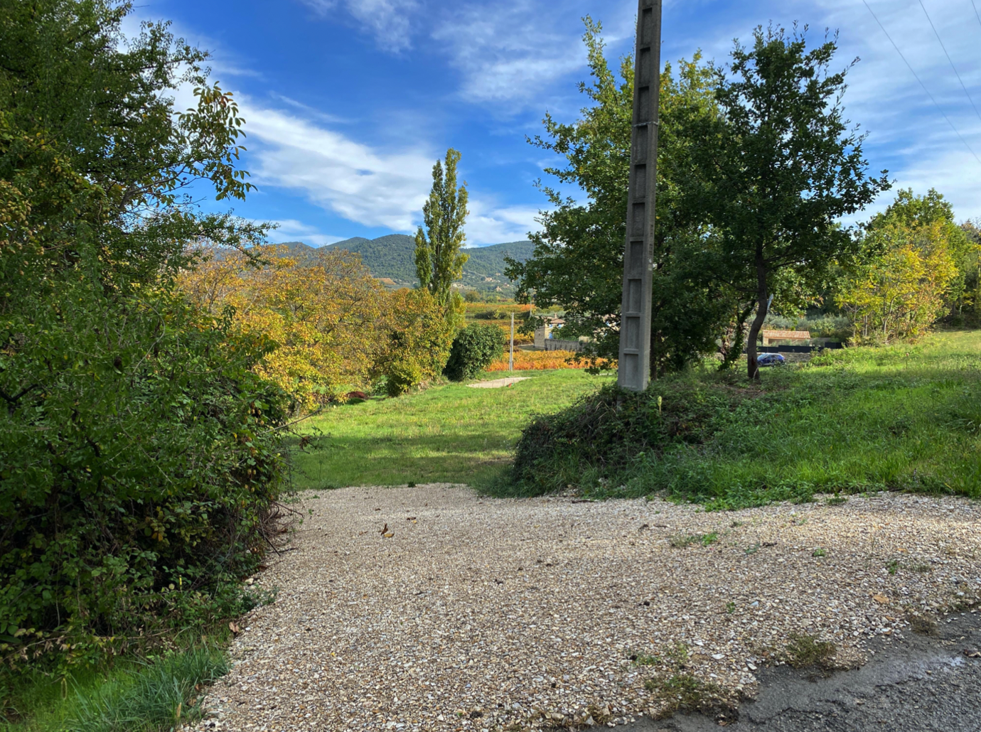 Terrain constructible avec vue dégagée sur la campagne de Faucon   