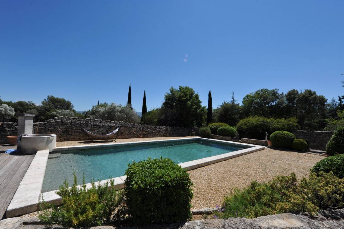proche Gordes, mas de village en pierres avec cour   