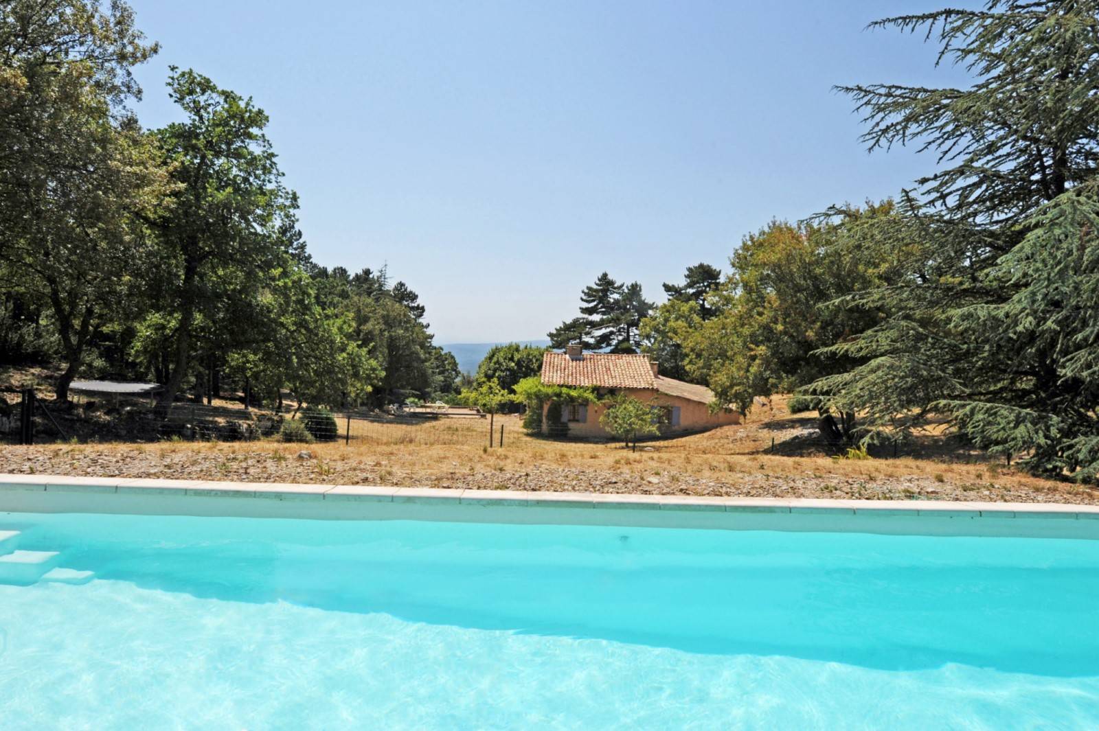 bergerie avec piscine et tennis sur 70 hectares   