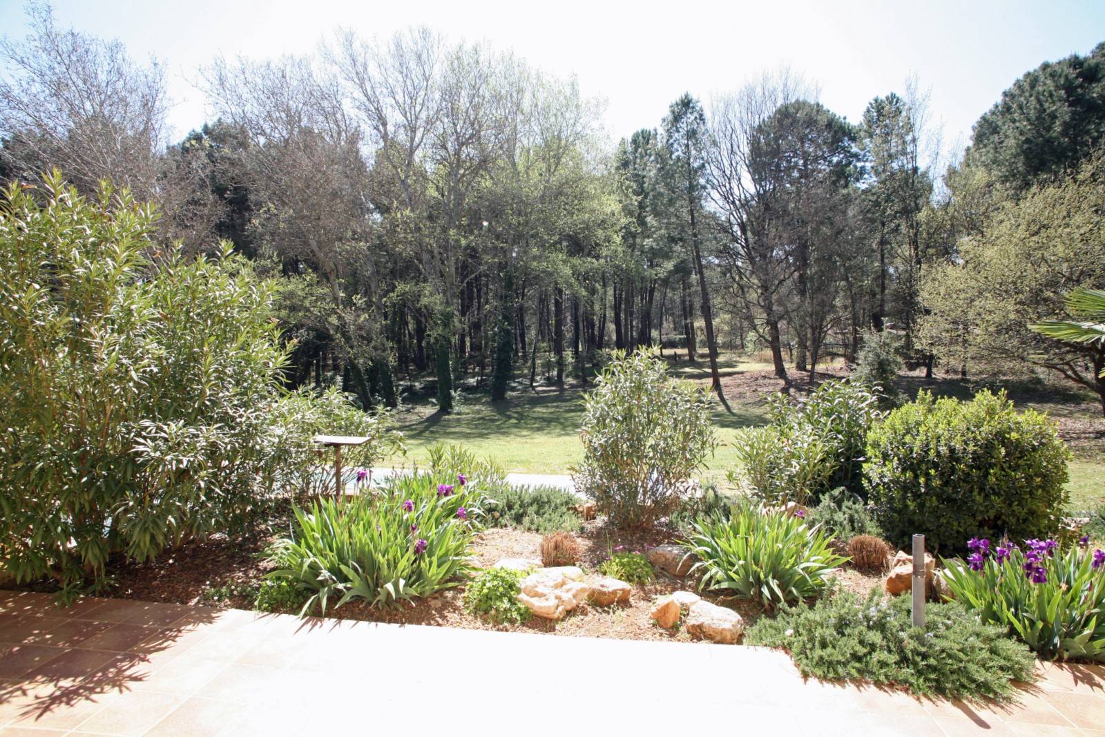 Roussillon : belle maison avec parc et piscine à deux pas du village   